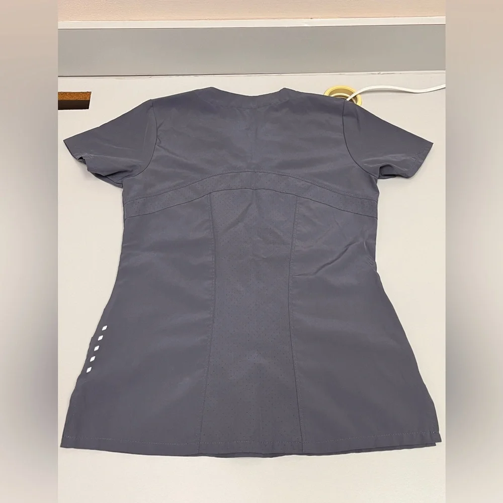 3 sets of BARCO ONE scrubs - Picture 13 of 15